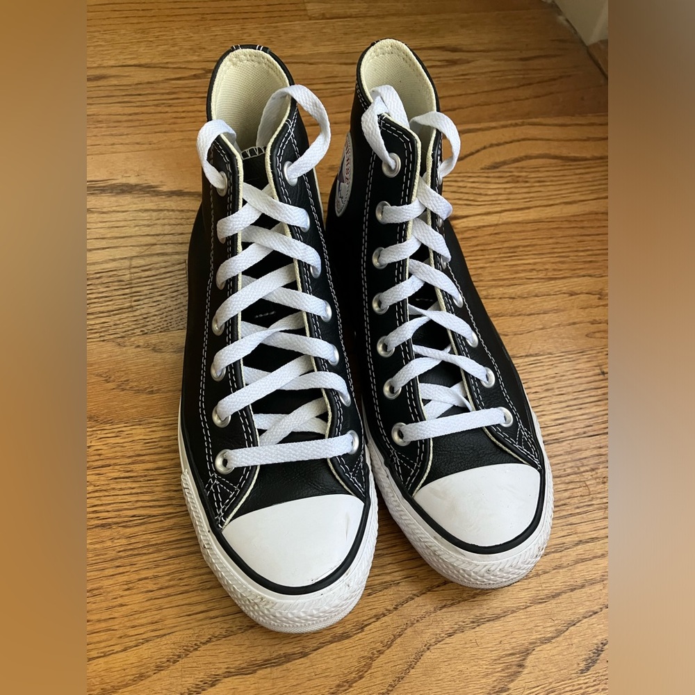 NWOT Black Leather Classic Chuck Taylor All Star in 8.5